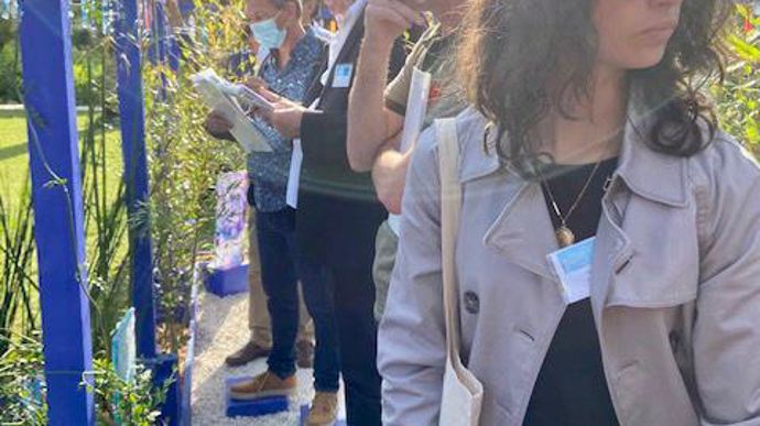 Le jury pro dans le jardin « Le labyrinthe des Muses » à Nice, créé par Daniela Donisi, Giorgio Broccardo, Luca Luzzini, Désirée Doljak et Fabrizio Duca. Sur la photo : James Basson, Frédéric Trifilio, Pierre Jourcin, Boris Lesné et Laura Boursel. ©Claire Monot